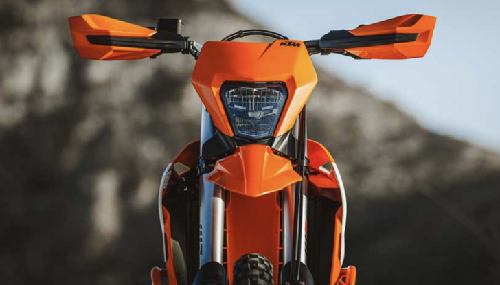 Ktm lancia le nuove 690 Enduro R e 690 Smc R: evoluzione tecnica e puro divertimento - Foto 9 di 10