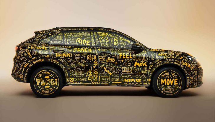 Volkswagen T-Roc 2025: nuova generazione, teaser interni e debutto a Monaco - Foto 1 di 9