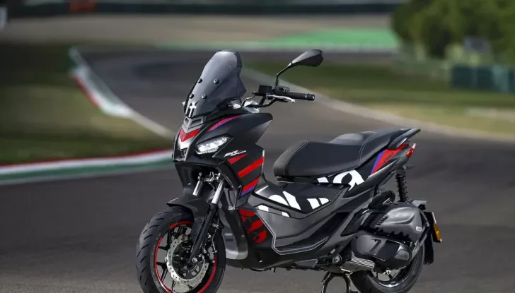 Aprilia SR GT Replica 2025: stile MotoGP per lo scooter urban adventure - Foto 1 di 7