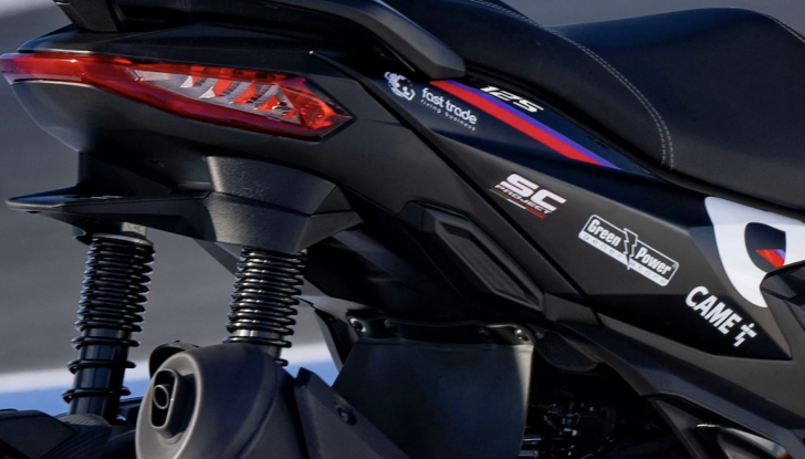 Aprilia SR GT Replica 2025: stile MotoGP per lo scooter urban adventure - Foto 3 di 7
