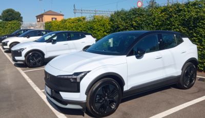 Volvo EX30 Cross Country prova su strada del nuovo fuoristrada elettrico