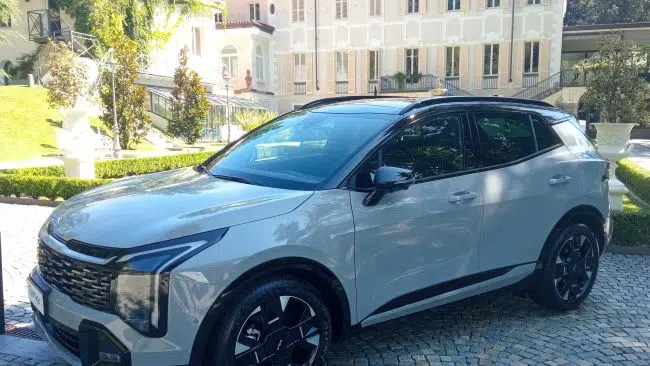 Nuovo Kia Sportage 2025 test drive, motori e prezzi