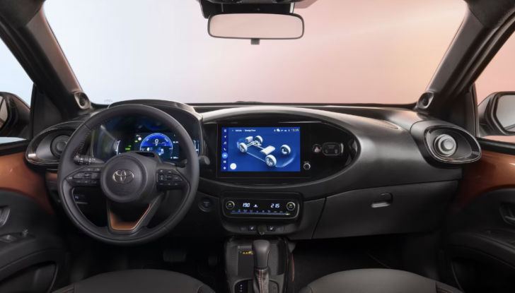 Toyota Aygo X full hybrid: fino a 30 km con un litro in città, debutto a dicembre - Foto 10 di 10