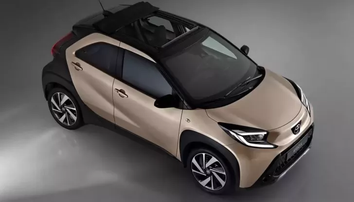 Toyota Aygo X full hybrid: fino a 30 km con un litro in città, debutto a dicembre - Foto 3 di 10