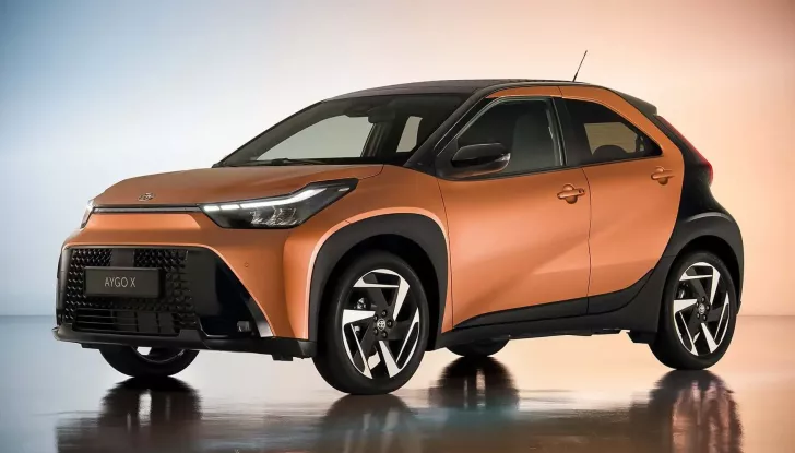 Toyota Aygo X full hybrid: fino a 30 km con un litro in città, debutto a dicembre - Foto 4 di 10