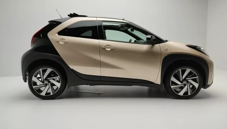 Toyota Aygo X full hybrid: fino a 30 km con un litro in città, debutto a dicembre - Foto 7 di 10