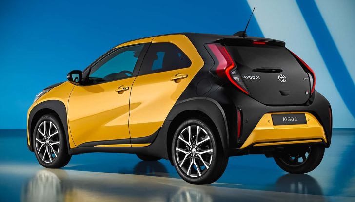 Toyota Aygo X full hybrid: fino a 30 km con un litro in città, debutto a dicembre - Foto 9 di 10