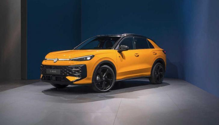 Volkswagen T-Roc 2025: presentata in anteprima ufficiale con caratteristiche, motori e prezzi - Foto 1 di 25
