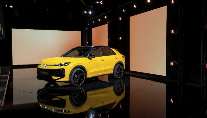 Volkswagen T-Roc 2025: presentata in anteprima ufficiale con caratteristiche, motori e prezzi - Foto 11 di 25