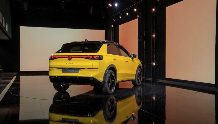 Volkswagen T-Roc 2025: presentata in anteprima ufficiale con caratteristiche, motori e prezzi - Foto 12 di 25