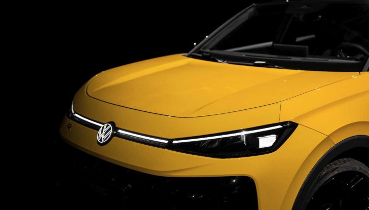 Volkswagen T-Roc 2025: presentata in anteprima ufficiale con caratteristiche, motori e prezzi - Foto 13 di 25