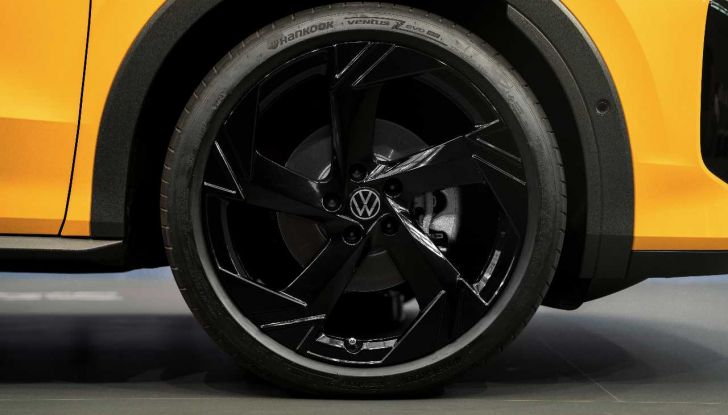 Volkswagen T-Roc 2025: presentata in anteprima ufficiale con caratteristiche, motori e prezzi - Foto 16 di 25