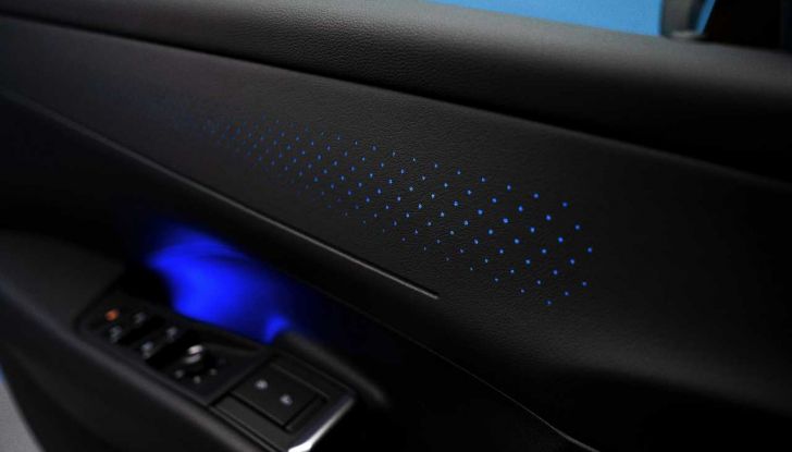 Volkswagen T-Roc 2025: presentata in anteprima ufficiale con caratteristiche, motori e prezzi - Foto 17 di 25