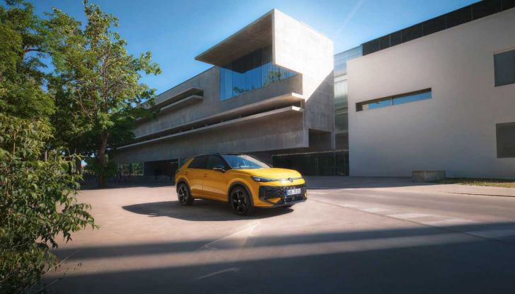 Volkswagen T-Roc 2025: presentata in anteprima ufficiale con caratteristiche, motori e prezzi - Foto 22 di 25