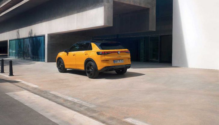 Volkswagen T-Roc 2025: presentata in anteprima ufficiale con caratteristiche, motori e prezzi - Foto 23 di 25