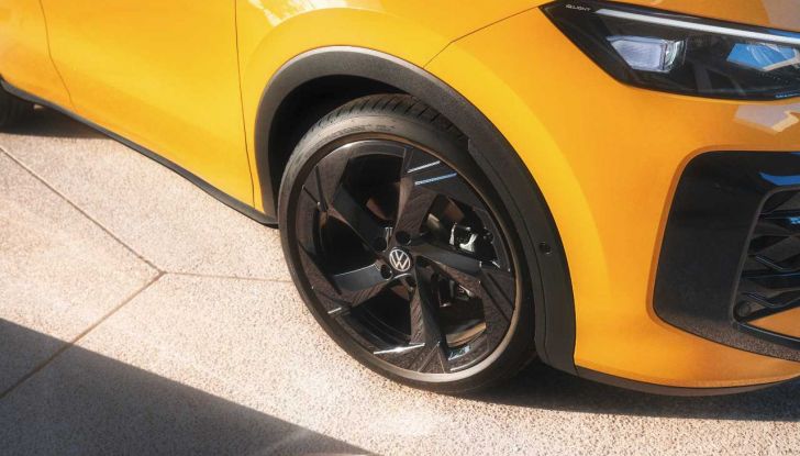 Volkswagen T-Roc 2025: presentata in anteprima ufficiale con caratteristiche, motori e prezzi - Foto 24 di 25