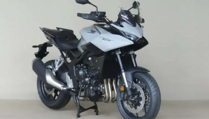 Honda CB 1000 GT: la nuova crossover punta a EICMA 2025 - Foto 1 di 2