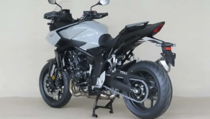 Honda CB 1000 GT: la nuova crossover punta a EICMA 2025 - Foto 2 di 2