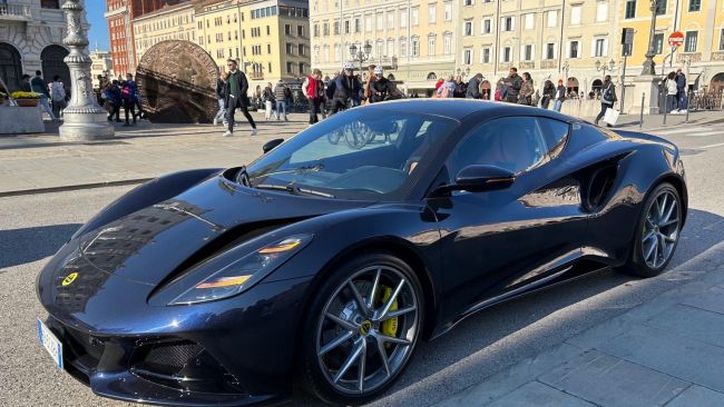 Lotus Emira, prova su strada e prestazioni