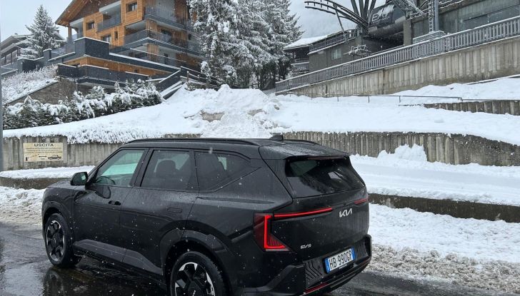 Kia EV5 2026 prova su strada, prestazioni e prezzi - Foto 2 di 12