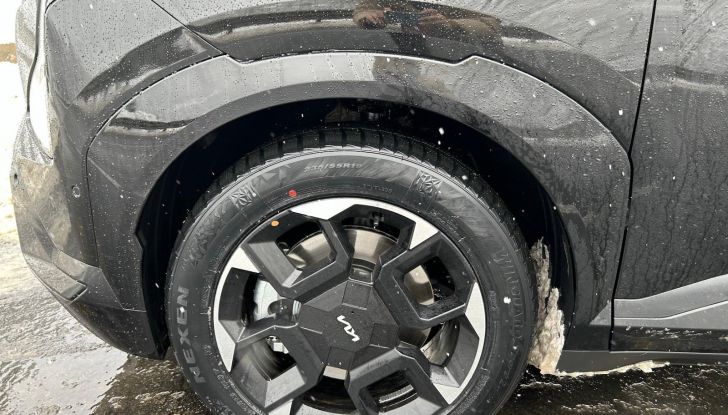 Kia EV5 2026 prova su strada, prestazioni e prezzi - Foto 7 di 12