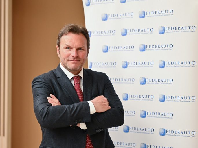 Mercato auto gennaio 2026 in crescita (+6,2%), ma attenzione ai falsi segnali