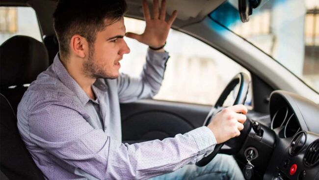 Le abitudini quotidiane al volante che costano agli italiani: ecco quali sono