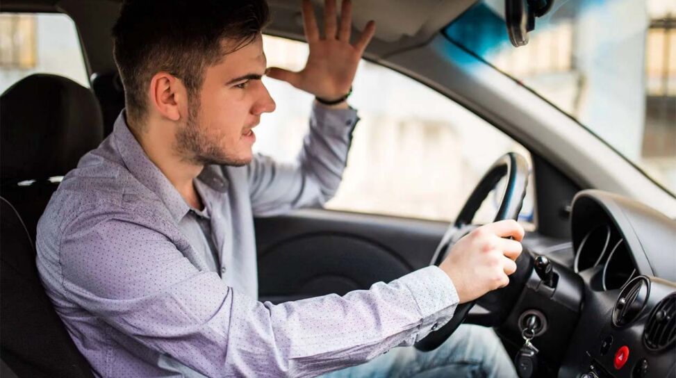 Le abitudini quotidiane al volante che costano agli italiani: ecco quali sono