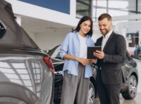 Comprare auto oggi: perché il concessionario resta fondamentale (anche nell’era digitale)