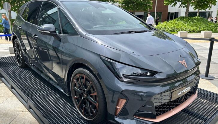 Nuova Cupra Born prova su strada, prestazioni e prezzi - Foto 1 di 12