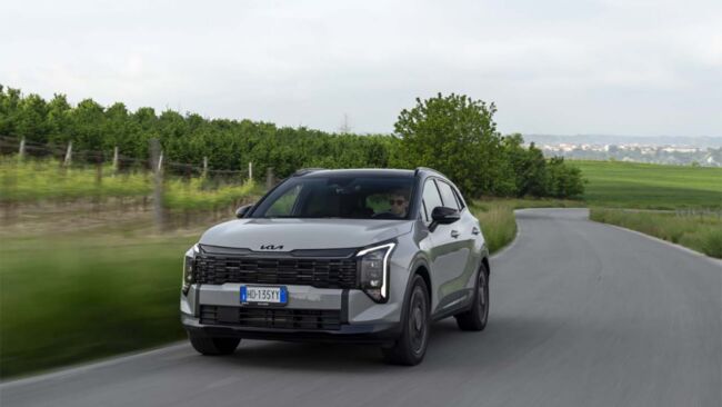 Kia Sportage 2026: debutta la nuova Tri-Fuel, che combina il Full Hybrid con il GPL