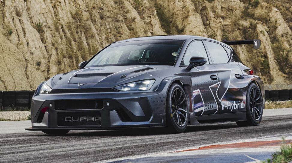 Cupra protagonista a Goodwood tra Leon VZ e-HYBRID Racer, Raval e Formula E