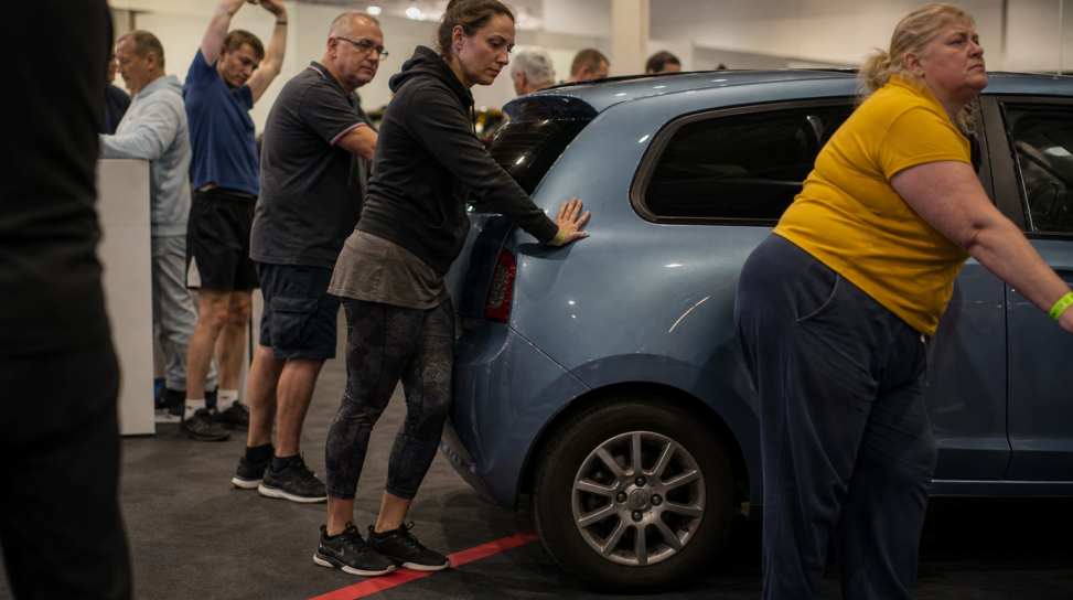 Mani sull'auto: la gara di resistenza in cui l'ultimo che stacca vince la macchina