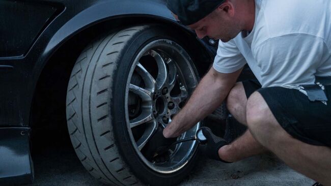 Pneumatici auto: quasi un veicolo su tre non è in regola secondo i controlli 2026