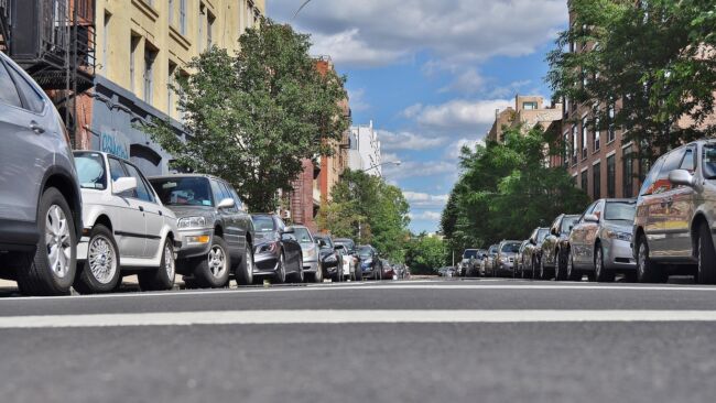 Come togliere la resina dai vetri dell'auto: la guida definitiva per l'estate