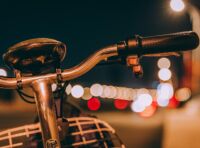 Viaggiare in bicicletta la sera: cosa dice il Codice della Strada (luci, gilet e sanzioni)