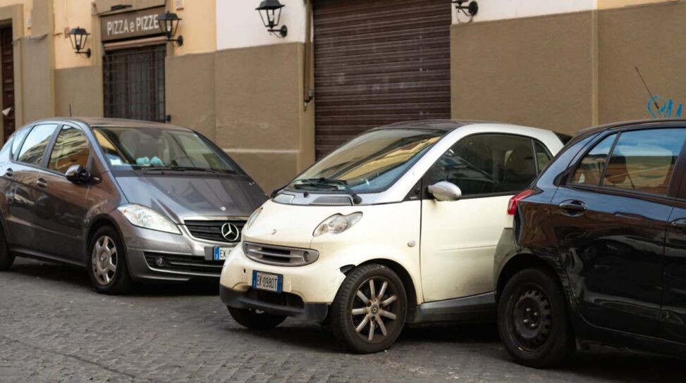 Parcheggiare di traverso: cosa cambia con il nuovo Codice della Strada 2026