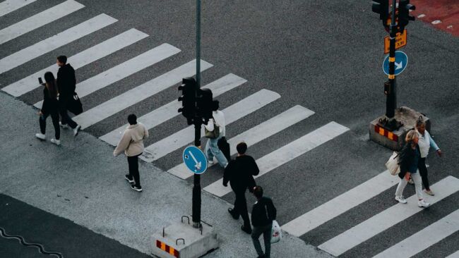Codice della Strada, cambia tutto per i pedoni: anche sulle strisce si rischia una multa da 160 euro